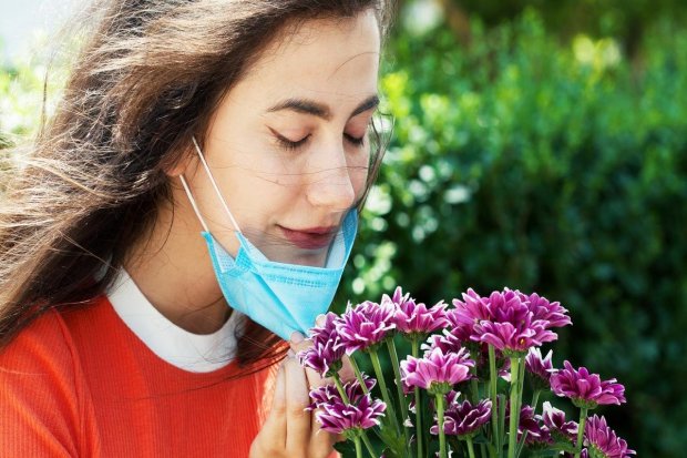Ilustasi cara mengobati anosmia dengan mencium wangi bunga