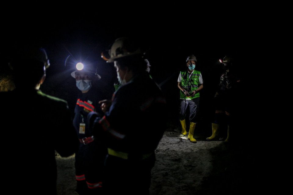 Pekerja tambang menunjukkan urat emas di lorong bawah tanah tambang emas milik PT.Antam bk, Bogor, Rabu (15/12/2021). 