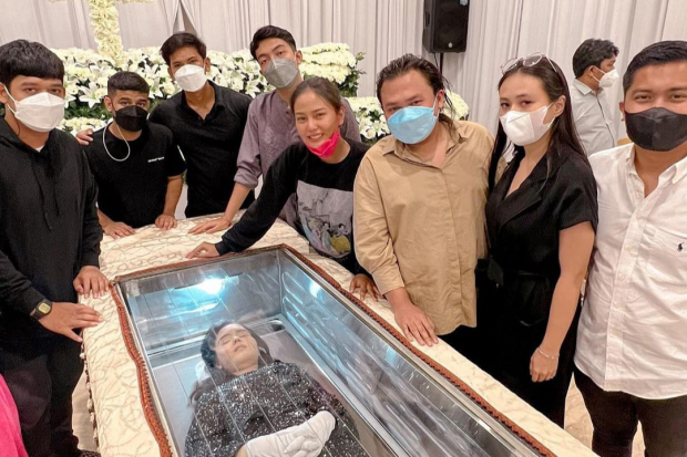 Laura Anna DIkelilingi Sahabat