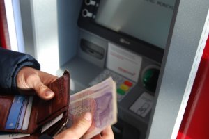 Ilustrasi cara mengambil uang di ATM
