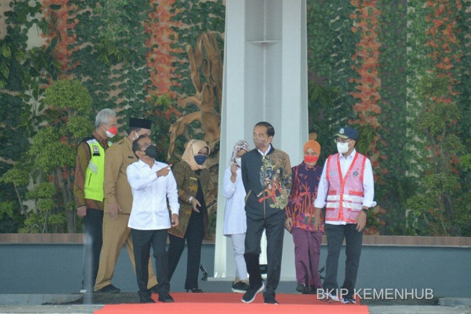 Jokowi, jaket, batik