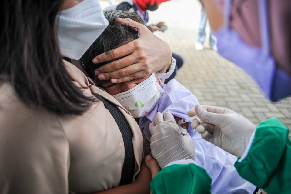 Seorang anak menangis saat menjalani vaksinasi COVID-19 di Taman Dewi Sartika, Bandung, Jawa Barat, Kamis (16/12/2021). Pemerintah Kota Bandung menargetkan sebanyak 250.000 anak usia 6-11 tahun yang ada di Kota Bandung menjadi sasaran vaksinasi COVID-19 g