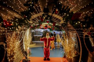 Kehadiran Santa Klaus di Jakarta Aquarium Menjelang Natal