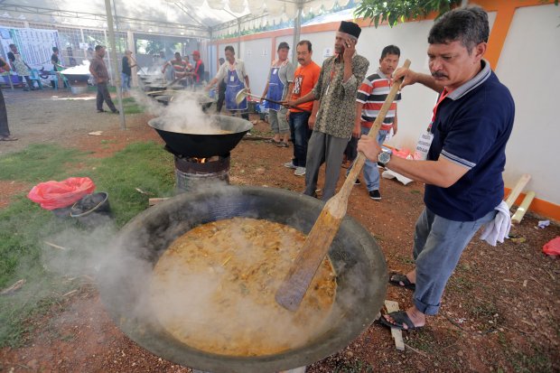 Festival Kuah Beulangong antar kecamatan se-Kota Banda Aceh yang dipusatkan di Gampong Pande, Kuta Raja, Senin (21/8/2017). Kuah beulangong adalah salah satu makanan khas Aceh