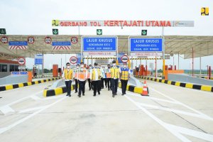 Wamen PUPR Wempi Wetipo meresmikan akses Tol Bandara Kertajati, Majalengka, Jawa Barat, Senin (20/12). Foto: Kementerian PUPR