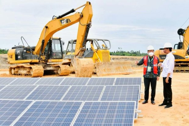 Presiden Joko Widodo saat melakukan groundbreaking Kawasan Industri Hijau di Kaltara, Selasa (21/12)