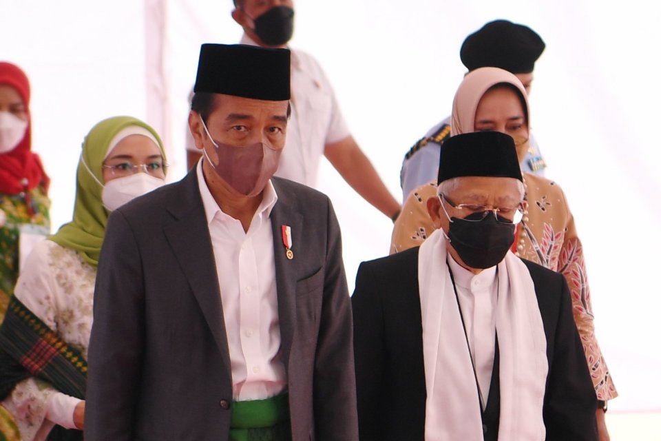 Presiden Joko Widodo dan Wakil Presiden Ma'ruf Amin (kanan) di Pondok Pesantren Darus Sa'adah, Lampung, Rabu (22/12/2021).. ANTARA FOTO/Hafidz Mubarak A/aww.