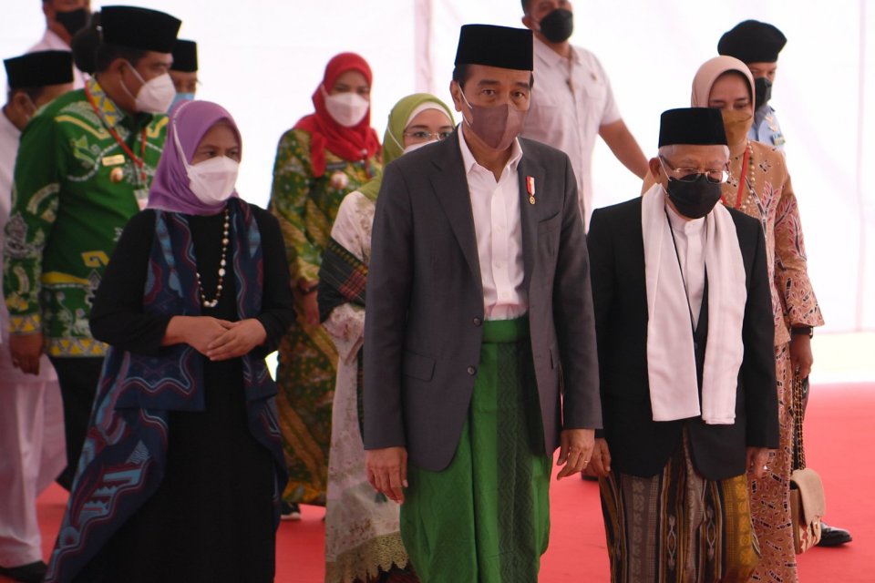 Presiden Joko Widodo (kedua kiri) berjalan bersama Wakil Presiden Ma'ruf Amin (ketiga kanan) saat menghadiri pembukaan Muktamar Nahdlatul Ulama ke-34 di Pondok Pesantren Darus Sa'adah, Lampung, Rabu (22/12/2021). Muktamar NU ke-34 mengusung tema 