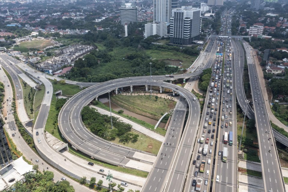 Foto udara kendaraan melintas di ruas Jalan Tol Lingkar Luar Pondok Pinang - Jagorawi, Jakarta Selatan, Rabu (22/12/2021)