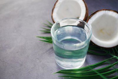 10 Manfaat Air Kelapa Tua untuk Kesehatan - Lifestyle ...