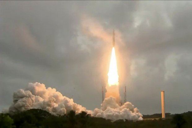 Roket Ariane 5 Arianespace, yang membawa Teleskop Luar Angkasa James Webb NASA, diluncurkan dari Spaceport Eropa, Pusat Antariksa Guyana di Kourou, Guyana Prancis, Sabtu (25/12/2021). Gambar adalah tangkapan layar video. 