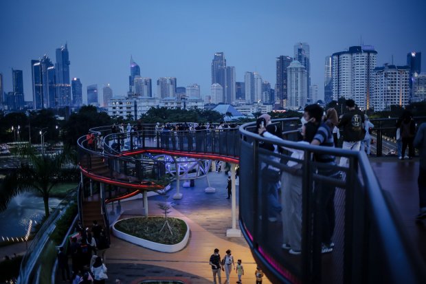 Foto] Skywalk Senayan Park, Magnet Wisata Baru di Ibu Kota - Foto  Katadata.co.id