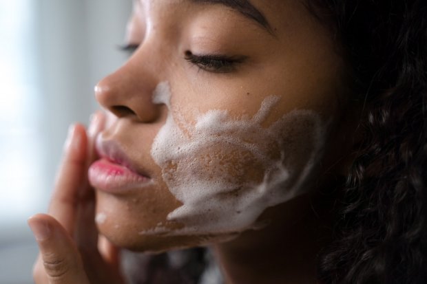 Ilustrasi penggunaan produk sabun cuci muka
