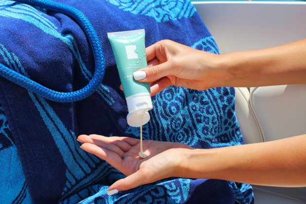 Ilustrasi, produk sunscreen untuk kulit berminyak. Selain menggunakan produk-produk pembersih atau pelindung kulit, ada beberapa metode atau cara memutihkan kulit secara alami.