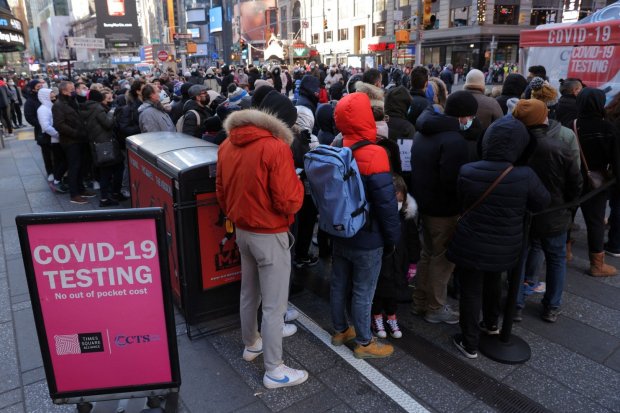 Warga mengantri untuk melakukan tes COVID-19 di Times Square saat varian virus korona Omicron terus menyebar di Manhattan, New York, Amerika Serikat, Minggu (26/12/2021). 