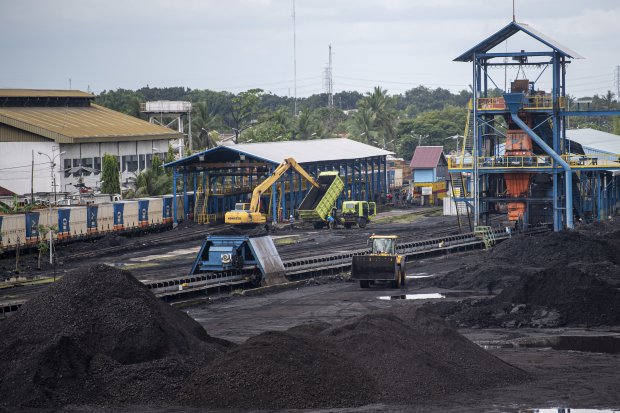 Alat berat merapikan tumpukan batu bara di area pengumpulan Dermaga Batu bara Kertapati milik PT Bukit Asam Tbk di Palembang, Sumatera Selatan, Selasa (4/1/2022). 