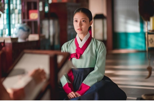 Lee Se Young Sebagai Sung Deok Mi di The Red Sleeve