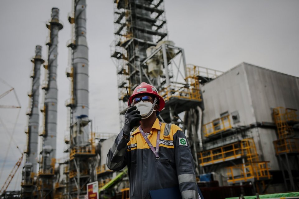 Pekerja menggunakan Alat Pelindung Diri (APD) mellakukan monitoring di wilayah Unit Boiler Package yang dirancang untuk memenuhi kebuutuhan utiliti kilang refinery development master plan (RDMP) Balikpapan, Kalimantan Timur, Sabtu (8/1/2022). 