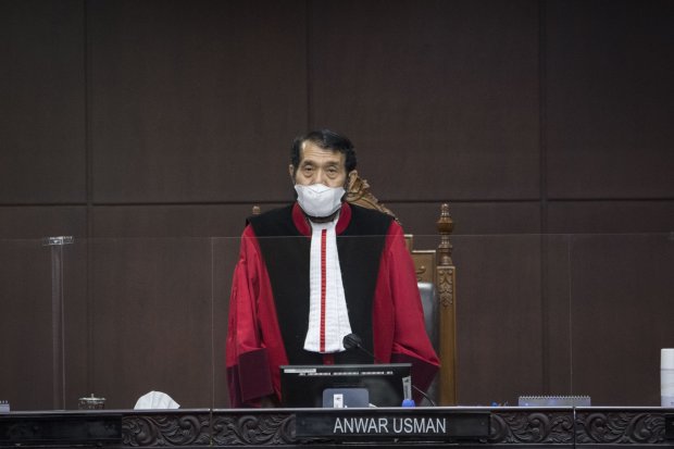 Ketua Majelis Hakim Konstitusi (MK) Anwar Usman berdiri usai memimpin sidang pengujian materiil Undang-undang Nomor 40 Tahun 1999 tentang Pers di Mahkamah Konstitusi, Jakarta, Selasa (11/1/2022). Sidang tersebut digelar atas permohonan dari Heintje Mandag