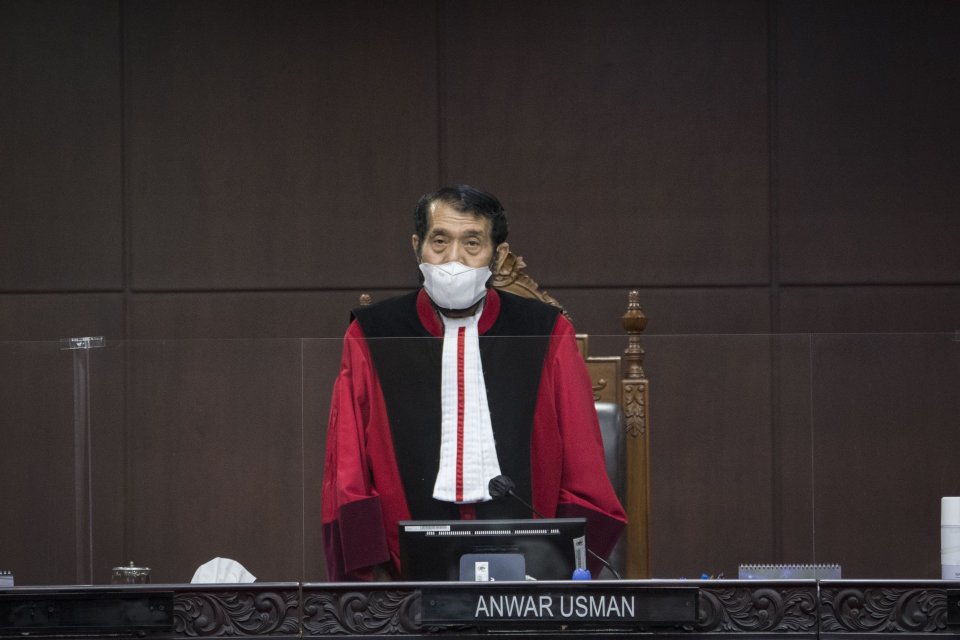 Ketua Majelis Hakim Konstitusi (MK) Anwar Usman berdiri usai memimpin sidang pengujian materiil Undang-undang Nomor 40 Tahun 1999 tentang Pers di Mahkamah Konstitusi, Jakarta, Selasa (11/1/2022). Sidang tersebut digelar atas permohonan dari Heintje Mandag