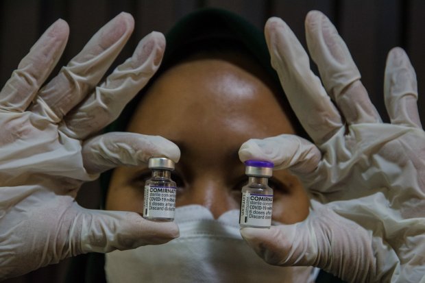 Ketahui apa saja efek samping vaksin Pfizer, salah satu vaksin booster yang tersedia untuk masyarakat Indonesia setelah diizinkan penggunaannya oleh BPOM.
