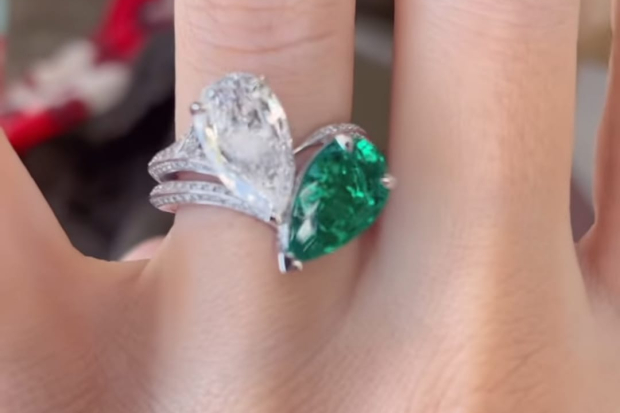 Cincin Tunangan Megan Fox dan Machine Gun Kelly