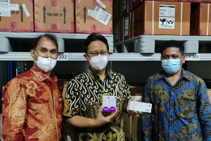 Menkes Budi Gunadi Sadikin saat meninjau fasilitas Produksi PT Amarox di Cikarang, Jumat (14/1). Foto: Kementerian Kesehatan