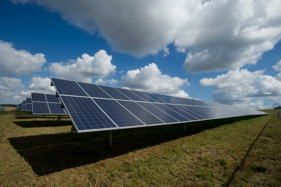 Panel surya digunakan untuk menghasilkan energi alternatif dari matahari. Energi alternatif adalah semua sumber energi yang dapat digunakan dan bertujuan untuk menggantikan bahan bakar konvensional tanpa akibat yang tidak diharapkan dari hal tersebut.