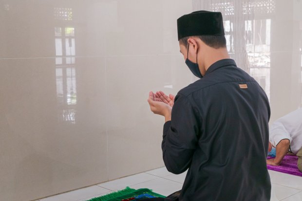 Ilustrasi seorang muslim berdoa