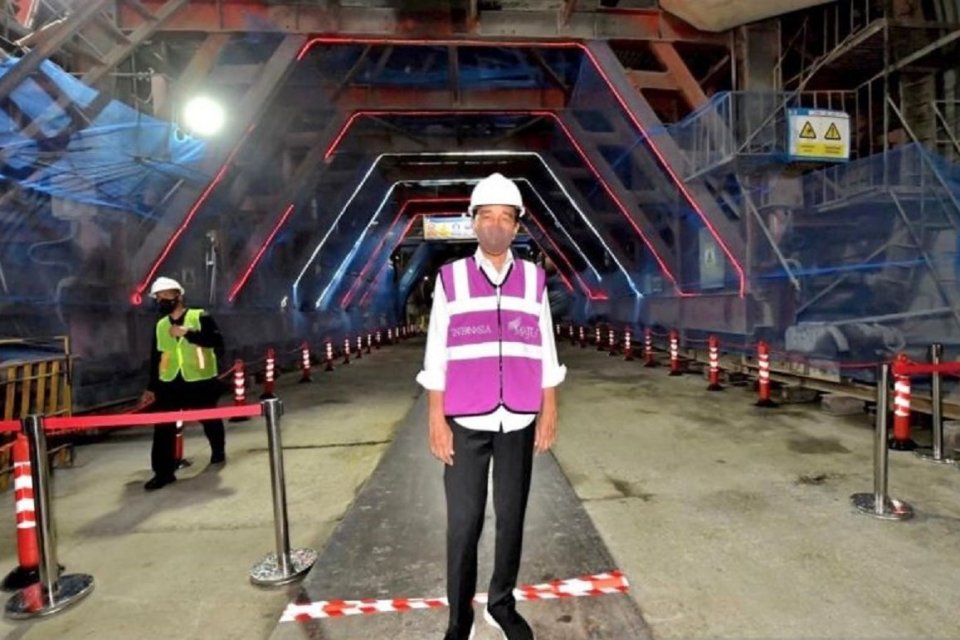 Presiden Joko Widodo meninjau proyek terowongan Kereta Cepat Jakarta Bandung, Purwakarta, Jawa Barat (17/1). Foto: Antara