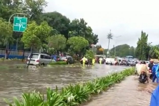 Banjir di wilayah Tanjung Duren, Jakarta Barat, Jakarta, Selasa (18/1). Foto: Antara