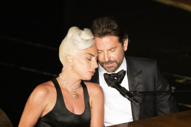 Bradley Cooper dan Lady Gaga di A Star is Born