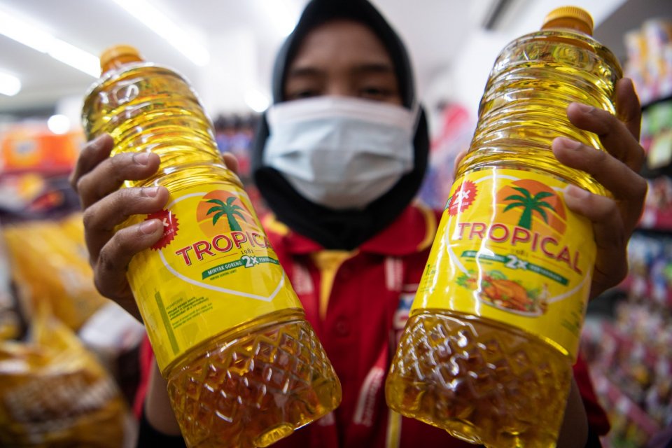 Karyawan menunjukkan minyak goreng kemasan yang dijual di salah satu minimarket di Palembang, Sumatera Selatan, Rabu (19/1/2022). Menteri Perdagangan Muhammad Lutfi menetapkan kebijakan satu harga minyak goreng kemasan premium ataupun sederhana yakni Rp14