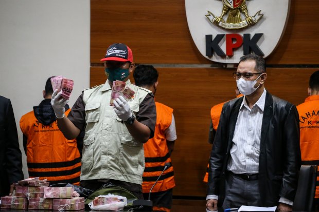 Petugas menunjukkan barang bukti saat konferensi pers terkait penetapan tersangka di gedung KPK, Jakarta, Kamis (20/1/2022).