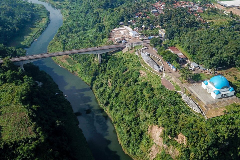 Foto udara Sungai Citarum yang menjadi perbatasan antara Kabupaten Bandung Barat dengan Kabupaten Cianjur di Haurwangi, Kabupaten Cianjur, Jawa Barat, Selasa (25/1/2022).