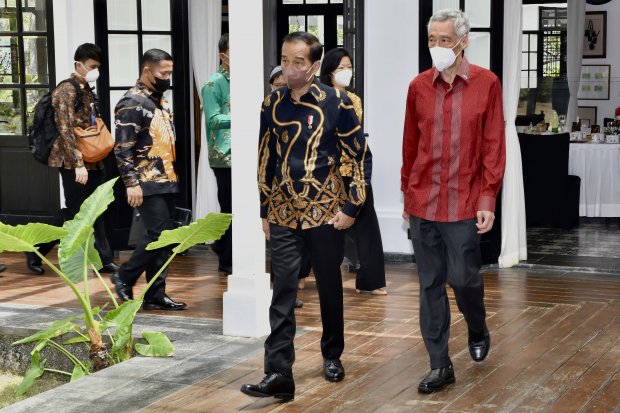 Presiden Joko Widodo (kedua kanan) berjalan bersama Perdana Menteri Singapura Lee Hsien Loong (kanan) di The Sanchaya Resort Bintan, Kabupaten Bintan, Kepulauan Riau, Selasa (25/1/2022). 
