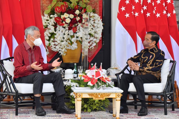 Presiden Joko Widodo (kanan) berbincang dengan Perdana Menteri Singapura Lee Hsien Loong di The Sanchaya Resort Bintan, Kabupaten Bintan, Kepulauan Riau, Selasa (25/1/2022).
