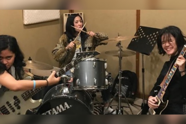 Maura Magnalia dan band 3AYAM