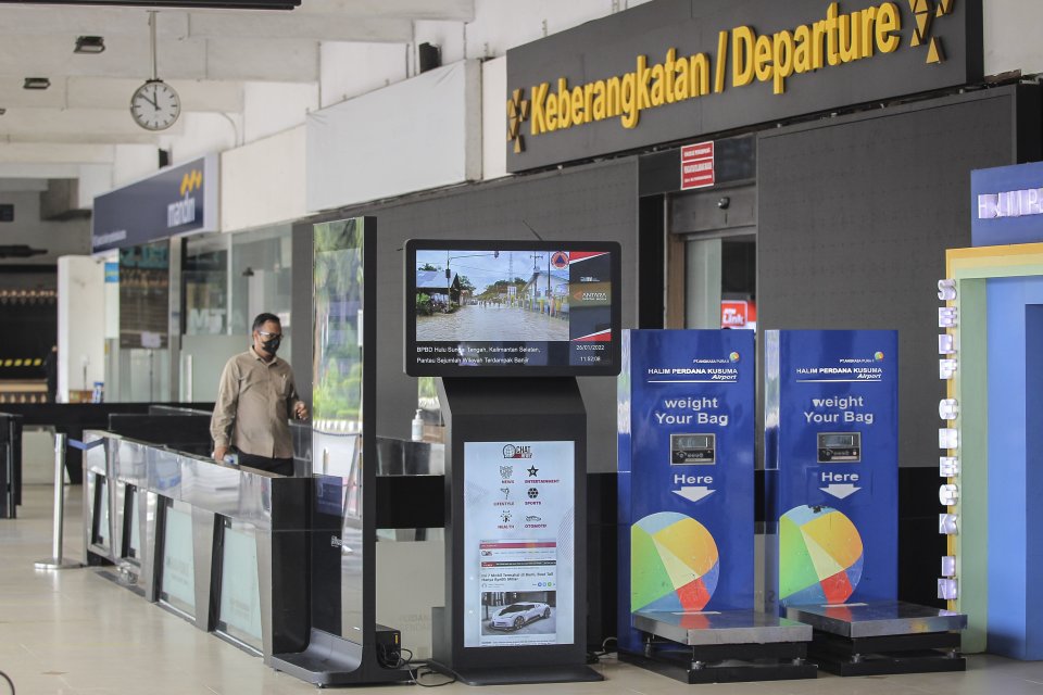 Petugas berjalan di depan pintu keberangkatan di Bandara Halim Perdanakusuma, Jakarta, Rabu (26/1/2022). Kementerian Perhubungan menutup sementara Bandara Halim Perdanakusuma mulai hari ini selama 3,5 bulan
