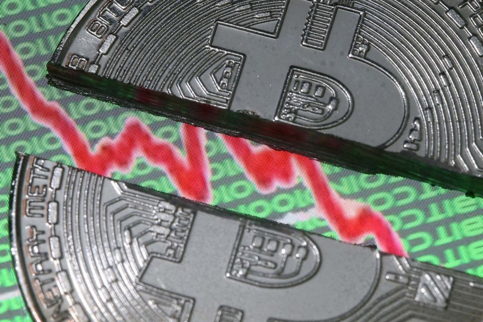 Uang Fiat ilustrasi. Representasi mata uang virtual Bitcoin yang rusak, diletakkan di sebuah monitor yang memperlihatkan grafik saham dan kode biner, terlihat dalam foto ilustrasi ini, 21 Desember 2017. ANTARA FOTO/REUTERS/Dado Ruvic/aww/cfo