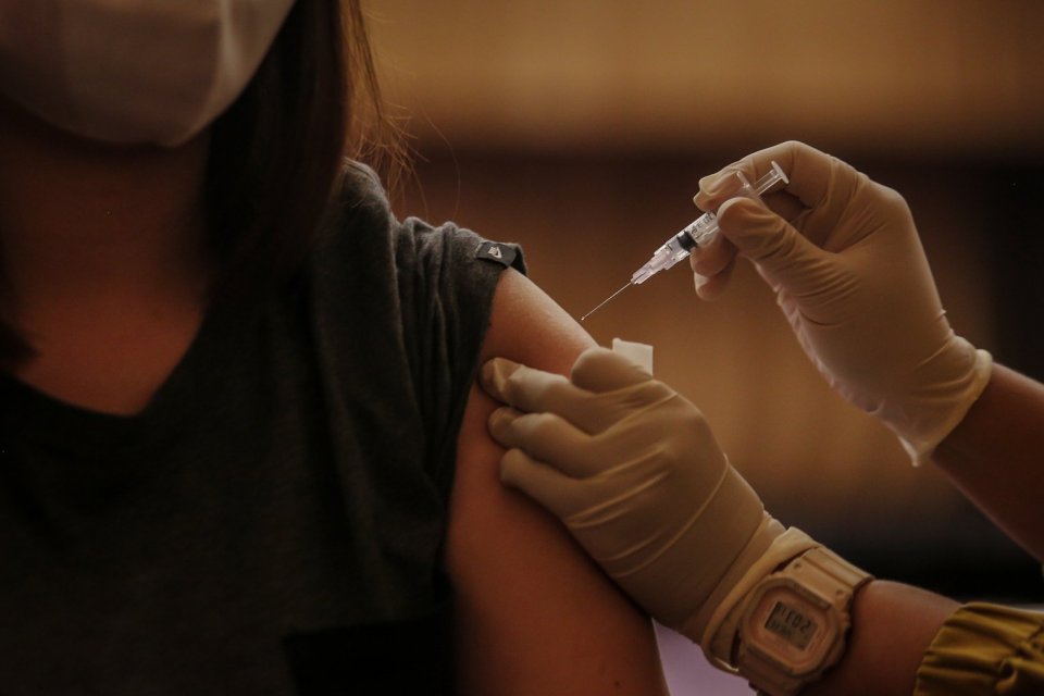Petugas kesehatan menyuntikkan vaksin booster saat penyuntikan vaksin di Mal Kota Kasablanka, Jakarta, Rabu (26/1/2022). Vaksin Booster yang disediakan adalah vaksin jenis Pfizer, berlaku bagi peserta yang sudah vaksin lengkap hingga dosis ke-2 dengan jen