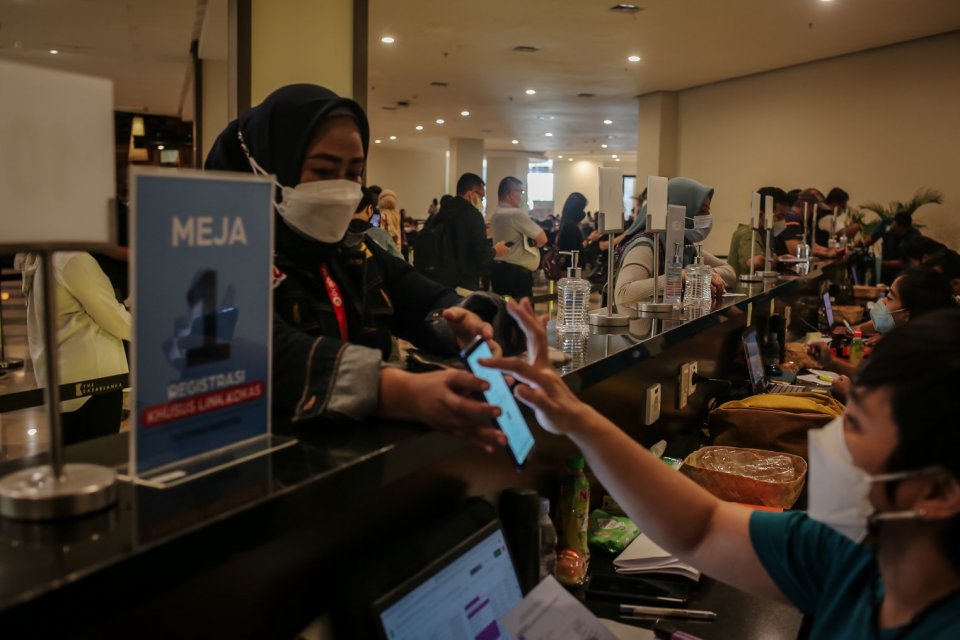 Sejumlah warga melakukan registrasi saat akan menerima suntikan vaksin booster di Mal Kota Kasablanka, Jakarta, Rabu (26/1/2022). Vaksin Booster yang disediakan adalah vaksin jenis Pfizer, berlaku bagi peserta yang sudah vaksin lengkap hingga dosis ke-2 d