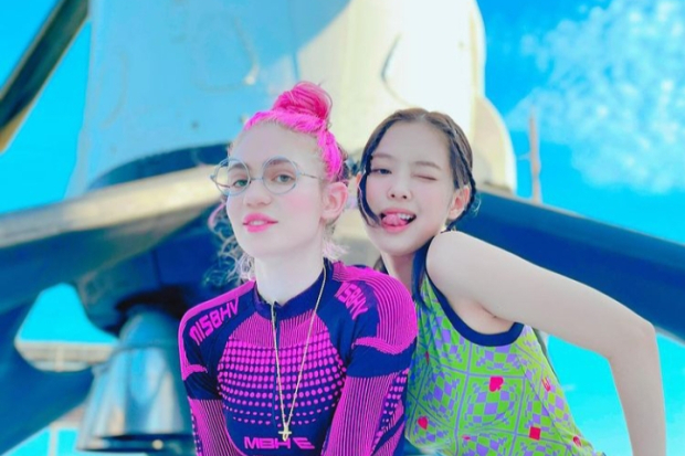 Grimes dan Jennie Blackpink