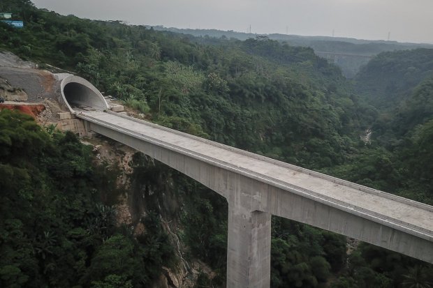 Foto udara proyek Tunnel 6 Kereta Cepat Jakarta-Bandung sepanjang panjang 4.478 meter atau 4,4 kilometer yang berlokasi di kawasan Depok, Cikalong Wetan, Purwakarta, Kamis (27/1/2022).