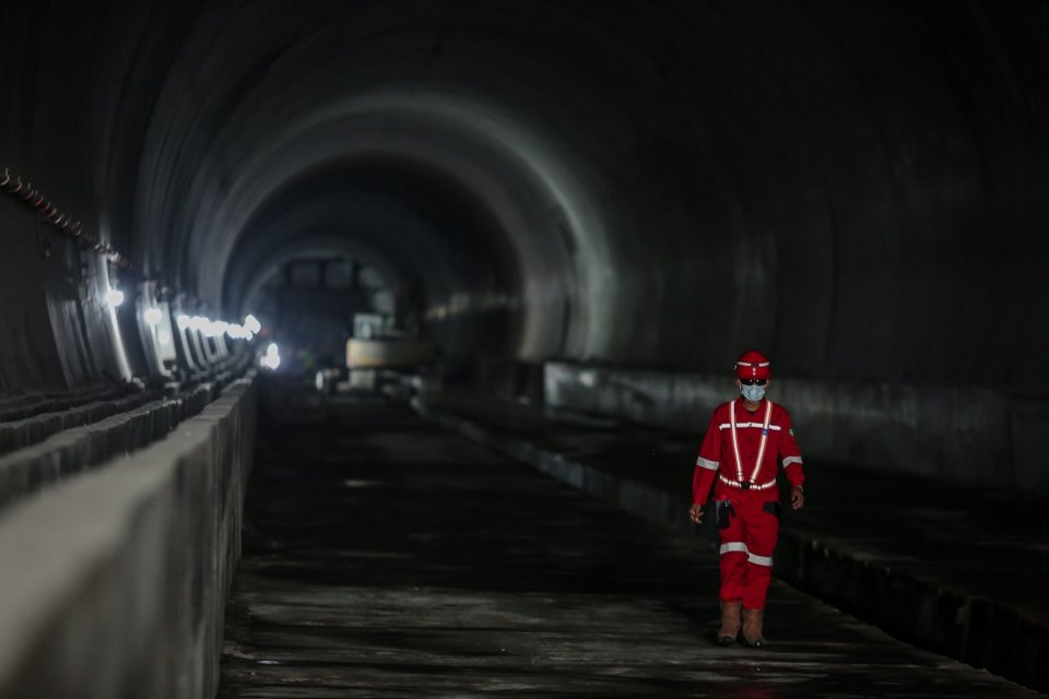 Pekerja berjalan di area proyek Tunnel 6 Kereta Cepat Jakarta Bandung sepanjang panjang 4.478 meter atau 4,4 kilometer yang berlokasi di kawasan Cikalong Wetan, Depok, Purwaarta, Kamis (27/1/2022). Tunnel ini menjadi salah satu tunnel terpanjang yang dita
