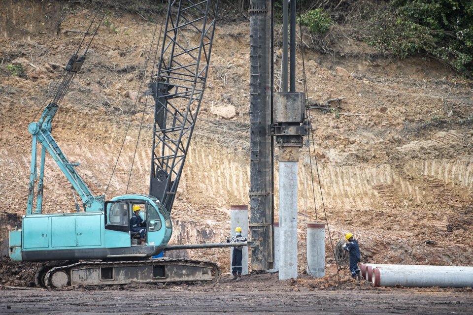 Pekerja dibantu alat berat memulai pembangunan proyek hilirisasi batu bara menjadi Dimetil Eter (DME) di Kawasan Industri Tanjung Enim, Tanjung Lalang, Tanjung Agung, Muara Enim, Sumatera Selatan, Senin (24/1/2022).