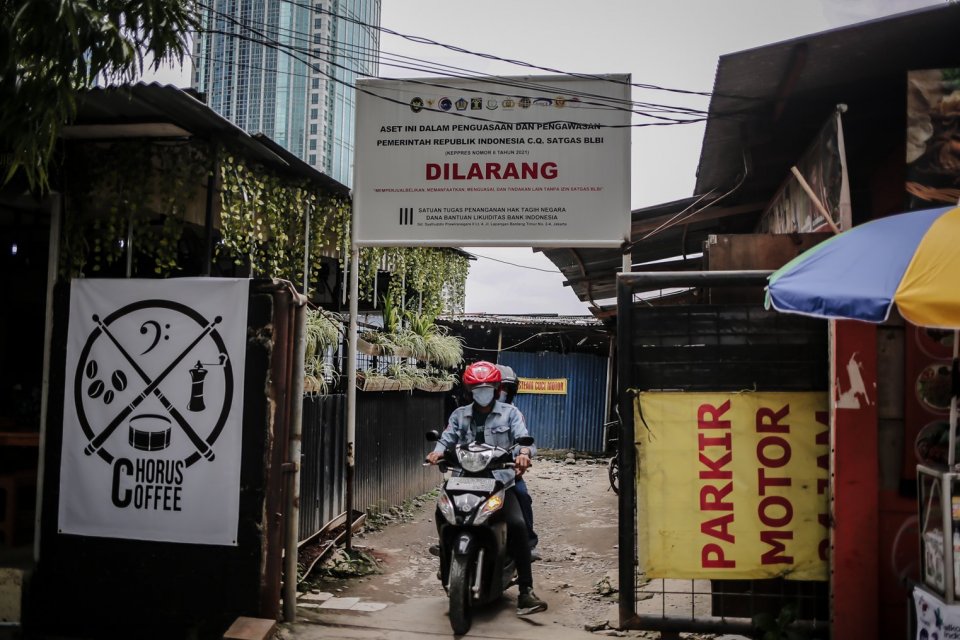 Pengendara melintas di ruas tanah yang diberi plang kepemilikan BLBI di wilayah Karet, Jakarta, Jumat (28/1/2022).