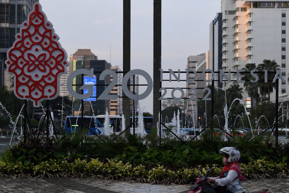 Pengendara motor melintas di depan logo Presidensi G20 Indonesia 2022 di Bundaran HI, Jakarta, Jumat (21/1/2022). 