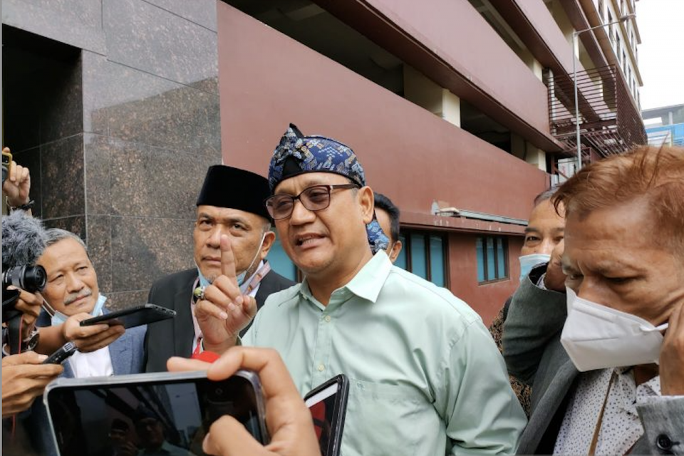 Edy Mulyadi, terlapor pekara dugaan ujaran kebencian tiba di Bareskrim Polri, Jakarta, Senin (31/1/2022) memenuhi panggilan kedua penyidik untuk diperiksa sebagai saksi.