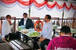 Presiden Joko Widodo saat menyeberang dari Pelabuhan Ambarita, Samosir menuju Akibata, Kabupaten Toba, Sumut, Kamis (3/2). Foto: Antara